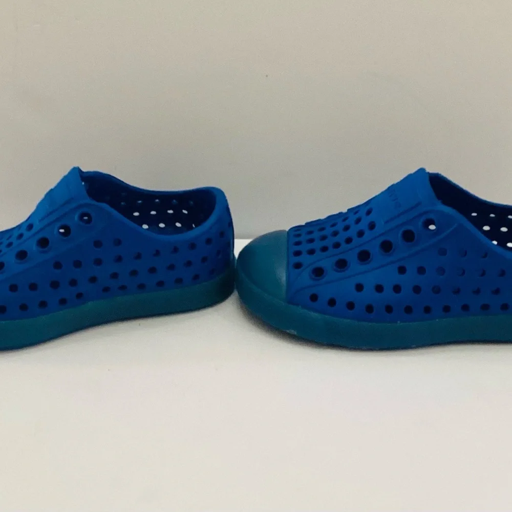 Native shoes Jefferson Blue w/ blue Trim size 4 Unisex
